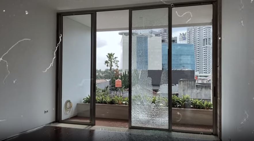 8 Potret rumah baru Dewi Perssik, kacanya dilempar sampai pecah