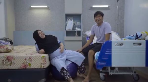 9 Momen bahagia istri Arif 'Mak Beti' lahirkan anak pertama