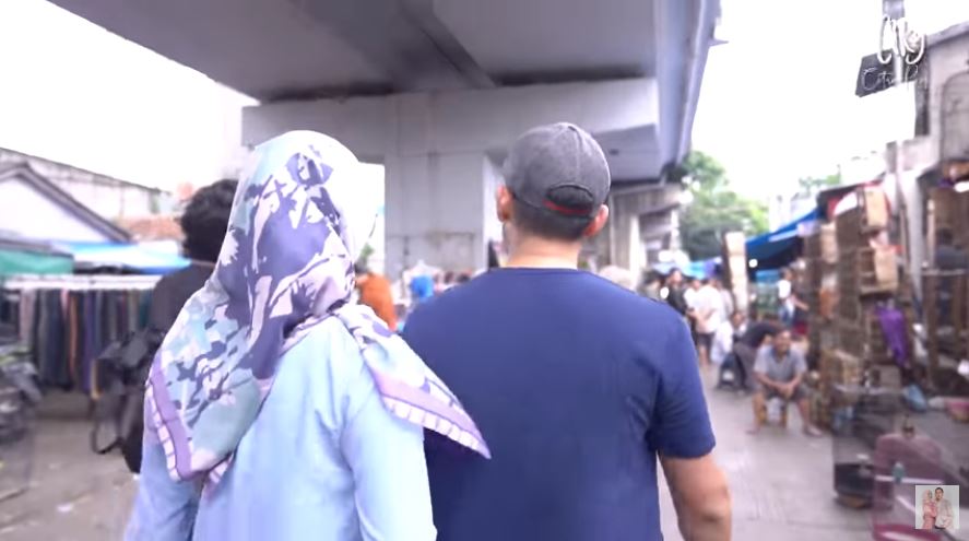 8 Potret Citra Kirana & Rezky belanja di pasar, bajunya Rp 10 ribu