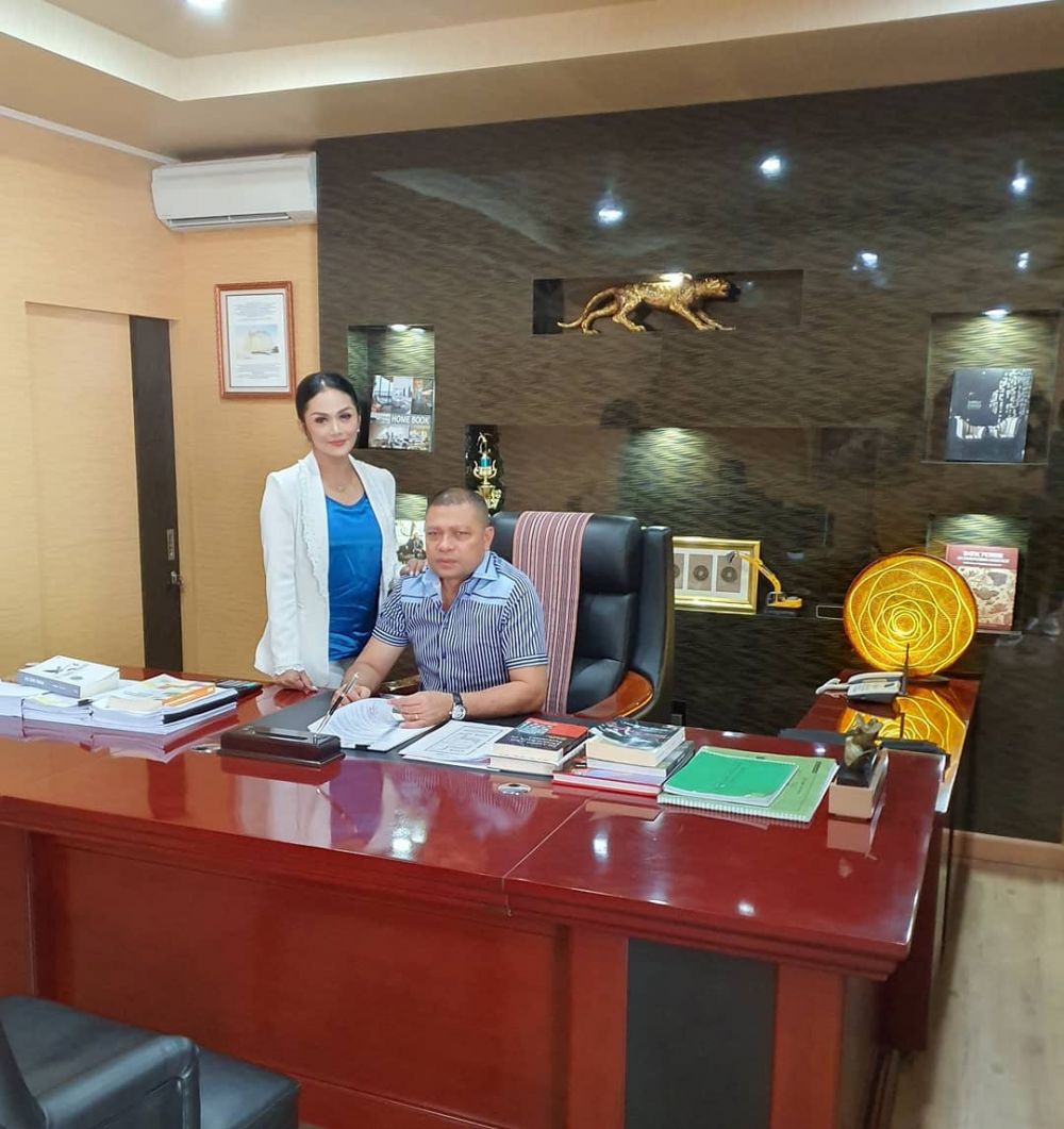 7 Potret ruang kerja Raul Lemos, pigura foto curi perhatian