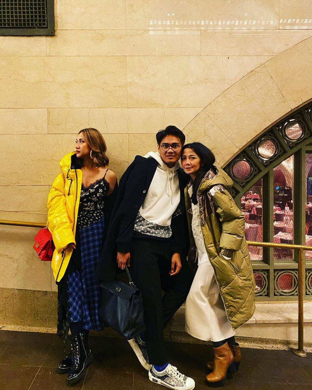 10 Potret kedekatan Bunga Citra Lestari & manajer, kompak bak saudara