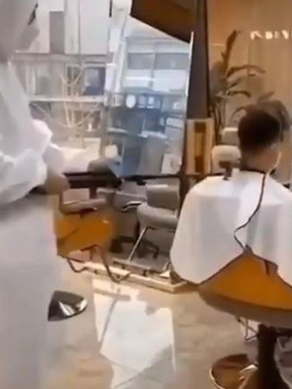 Cara unik tukang cukur rambut di China hindari virus Corona