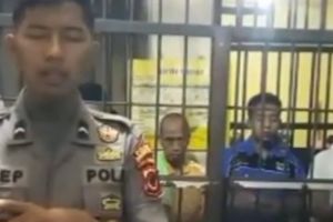 Video polisi imami salat para tahanan di balik jeruji ini bikin haru
