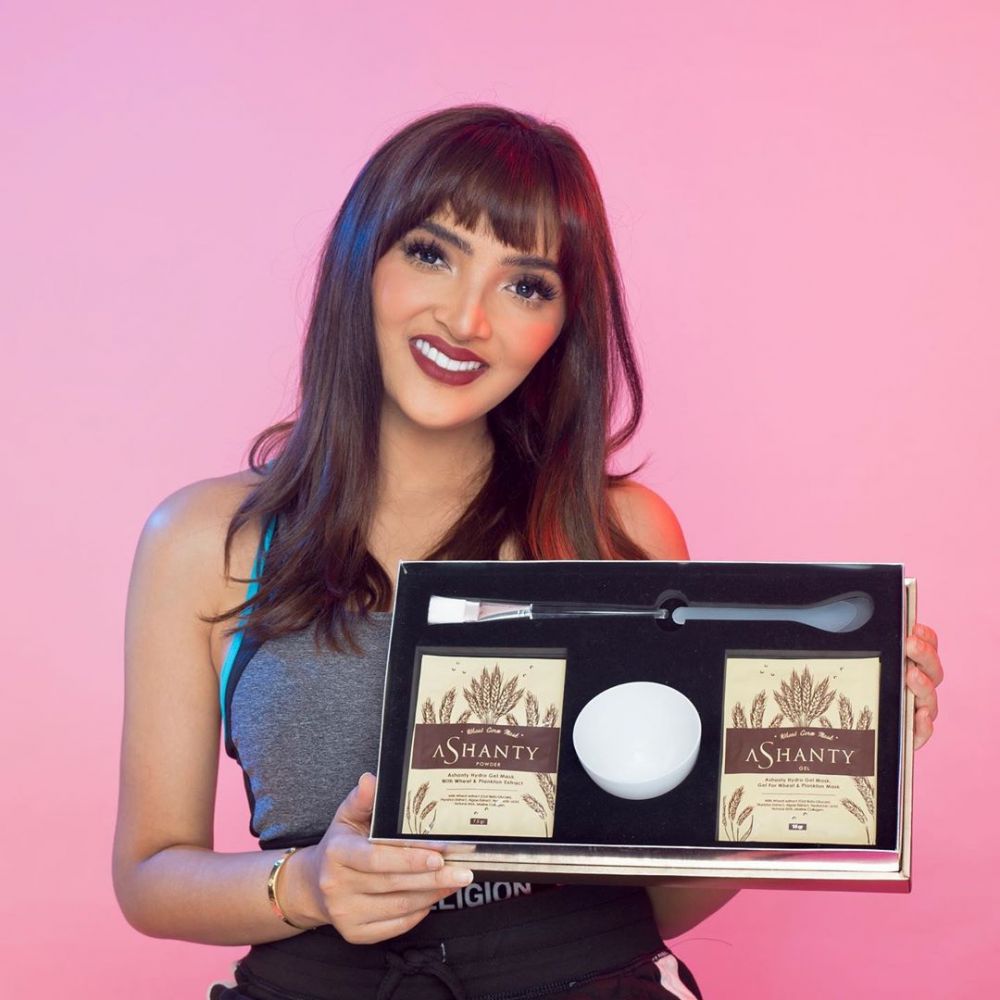 Nggak cuma jago makeup, 10 artis ini punya brand kosmetik