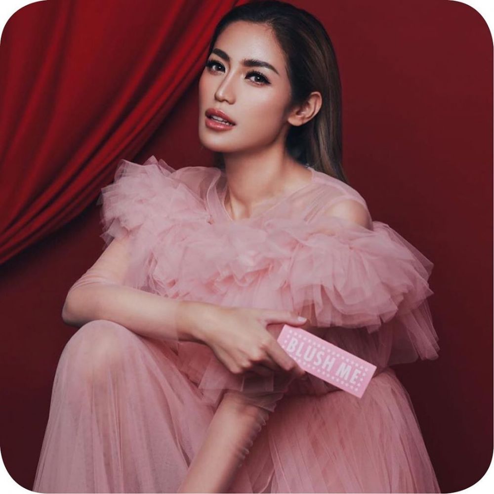 Nggak cuma jago makeup, 10 artis ini punya brand kosmetik