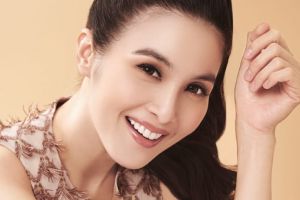 Nggak cuma jago makeup, 10 artis ini punya brand kosmetik