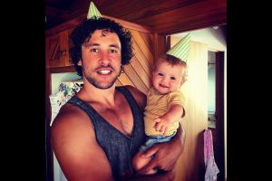 5 Tutorial parenting dari pria ini bikin kamu senyum geli