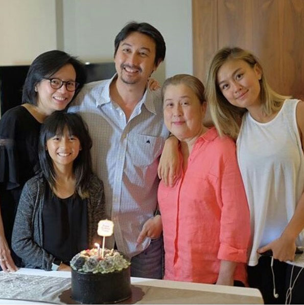 7 Potret kebersamaan Agnez Mo dengan ibunya, jarang tersorot