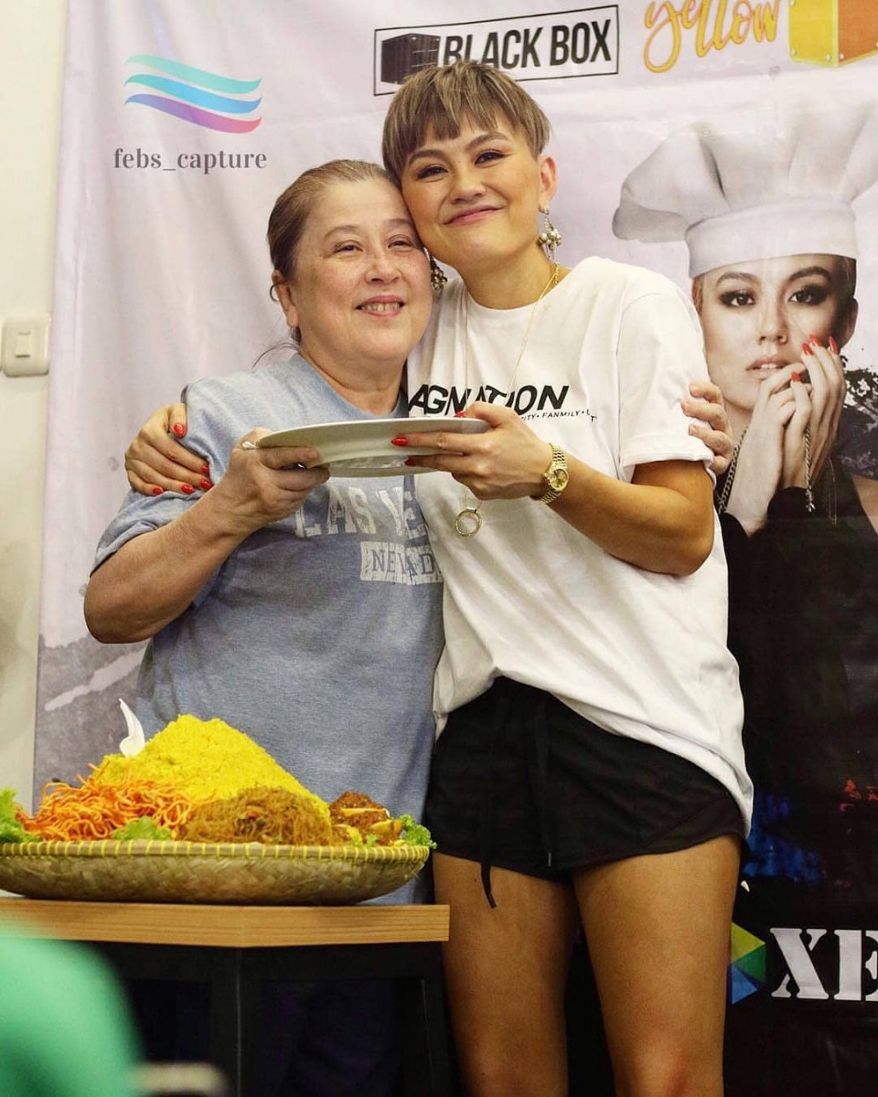 7 Potret kebersamaan Agnez Mo dengan ibunya, jarang tersorot