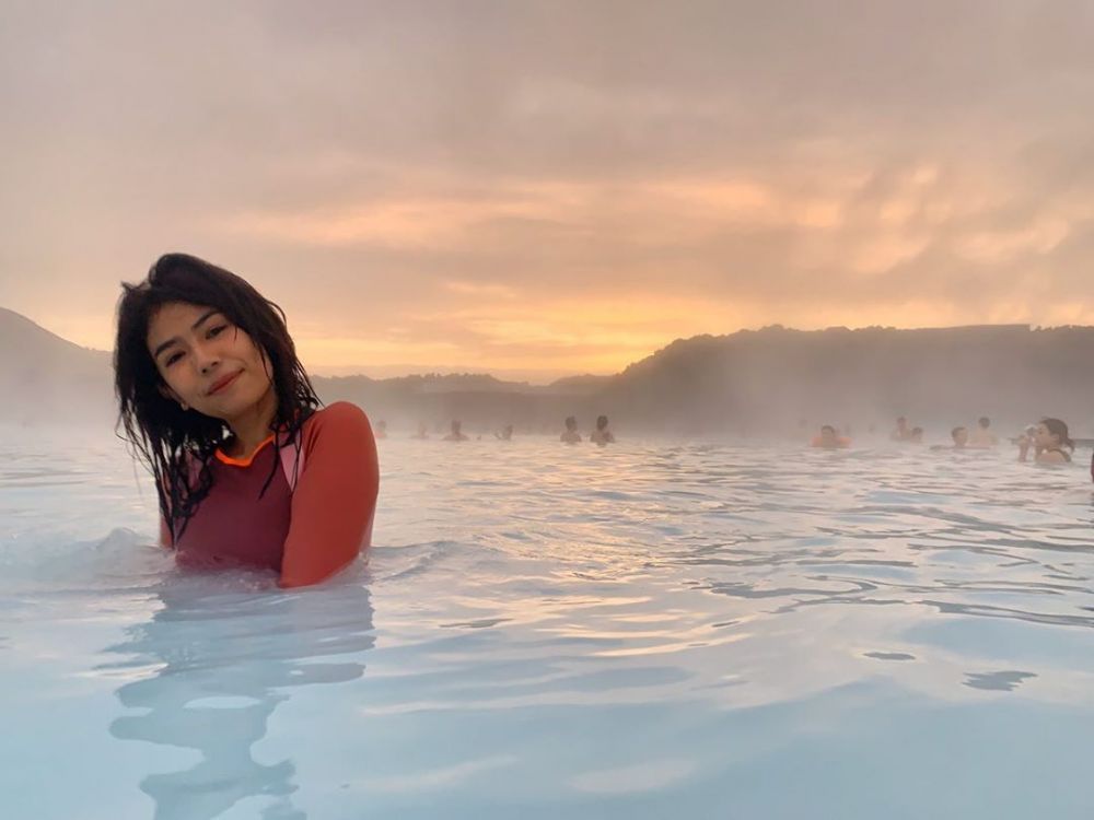 9 Pesona Gamila Arief, istri Pandji Pragiwaksono yang awet muda