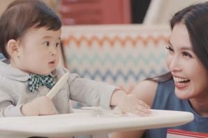 Potret gemas 12 anak seleb belajar makan hingga belepotan