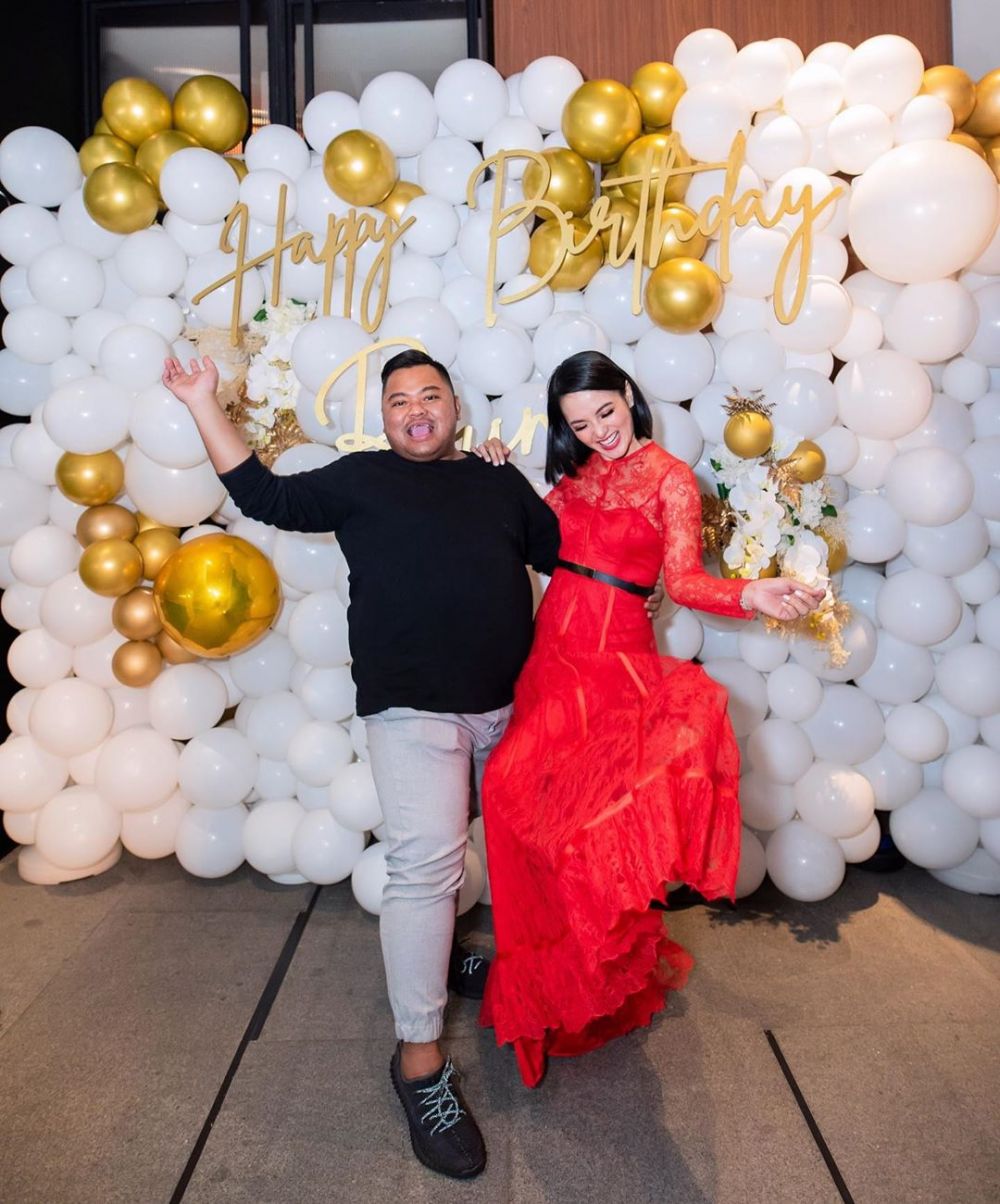 9 Potret kompak Ririn Ekawati & asisten pribadi, bak saudara