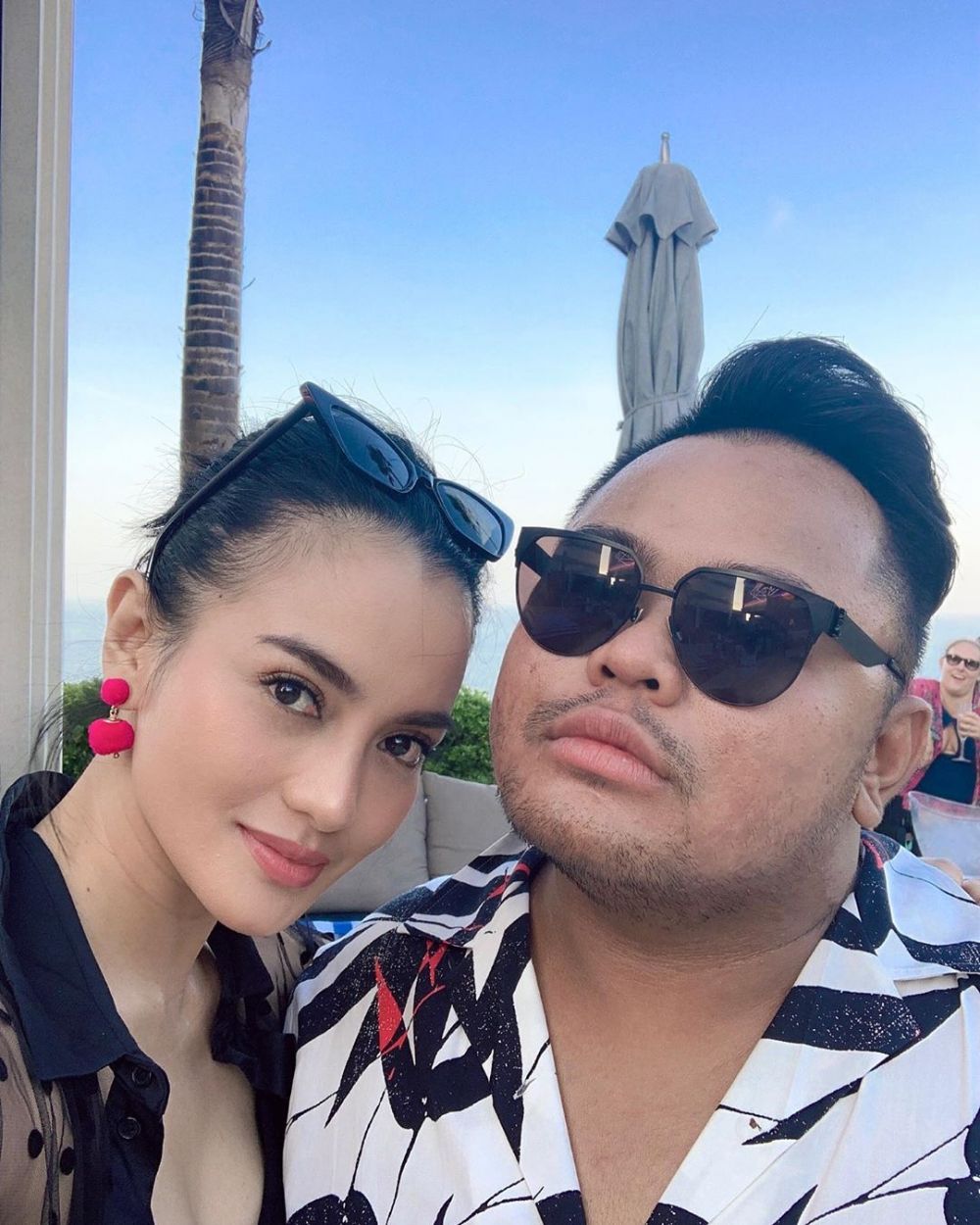 9 Potret kompak Ririn Ekawati & asisten pribadi, bak saudara