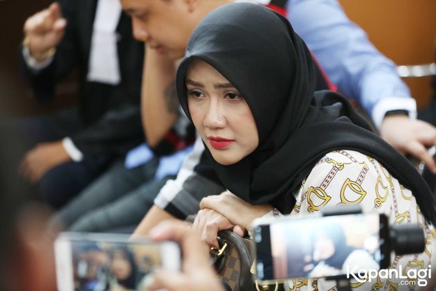 7 Potret Rey Utami berhijab di dalam tahanan, lebih religius