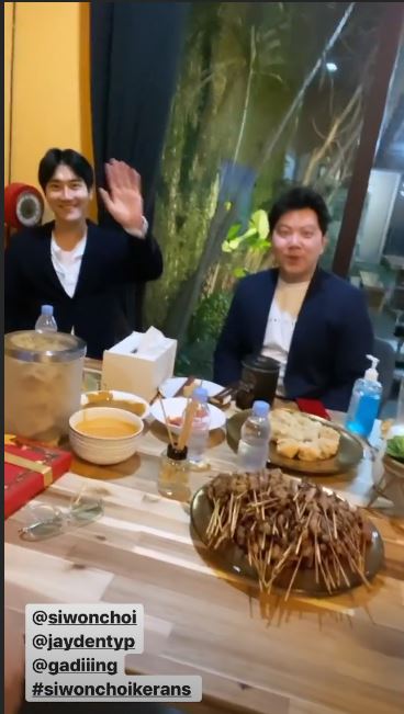 Siwon dan makanan yang dihidangkan oleh Rfafi Ahmad Nagita Slavina ketika makan malam