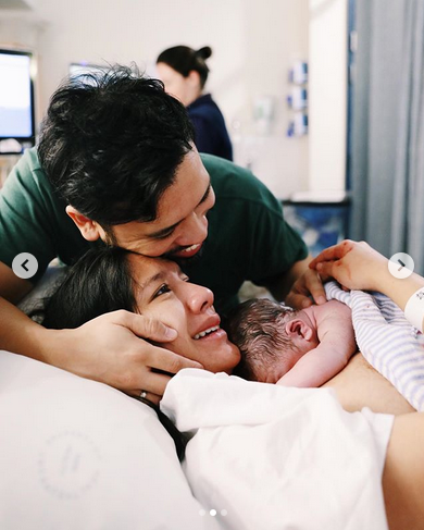 4 Potret tangis bahagia Acha Sinaga pasca melahirkan, menyentuh