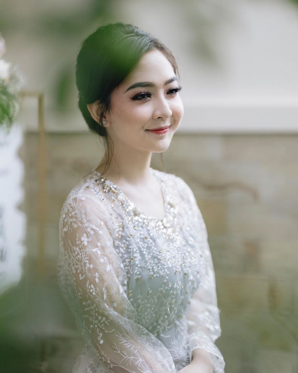 9 Momen tunangan beauty vlogger Astari Budi, senyumnya ngademin