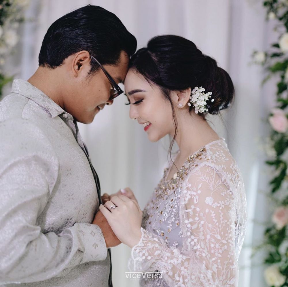 9 Momen tunangan beauty vlogger Astari Budi, senyumnya ngademin
