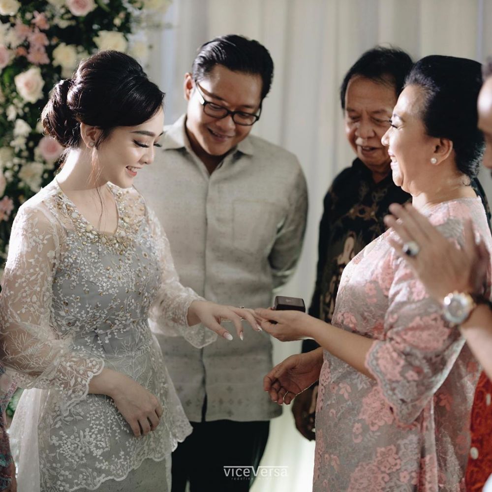 9 Momen tunangan beauty vlogger Astari Budi, senyumnya ngademin