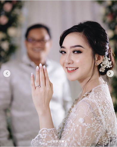 9 Momen tunangan beauty vlogger Astari Budi, senyumnya ngademin