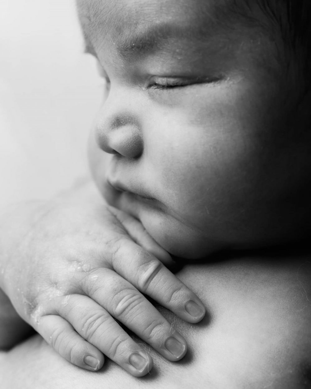 8 Gaya pemotretan newborn anak ke-2 Vicky Shu, gemesin abis