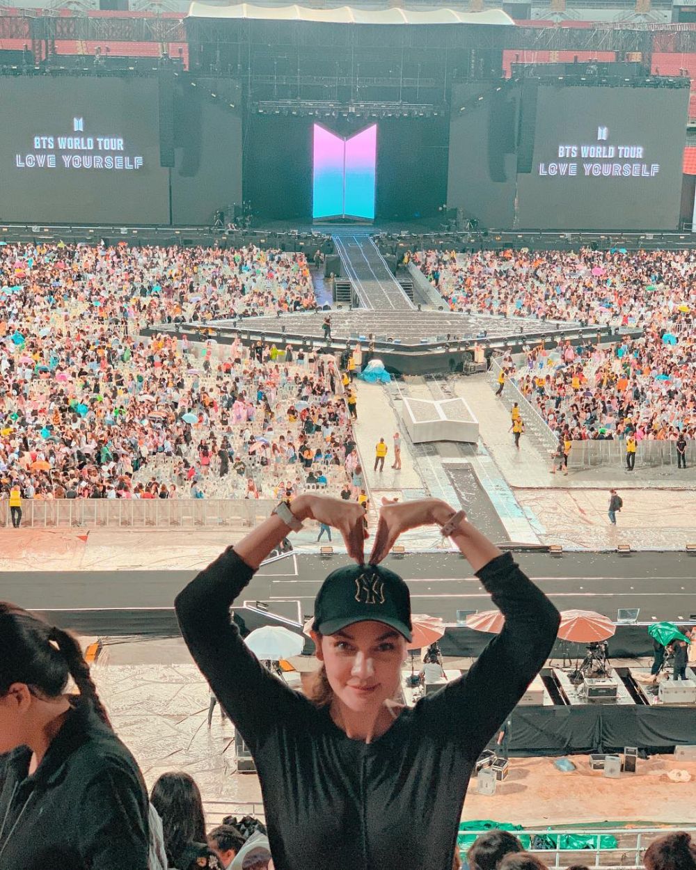 Aksi 7 seleb ini buktikan benar-benar fanatik BTS, sampai edit foto