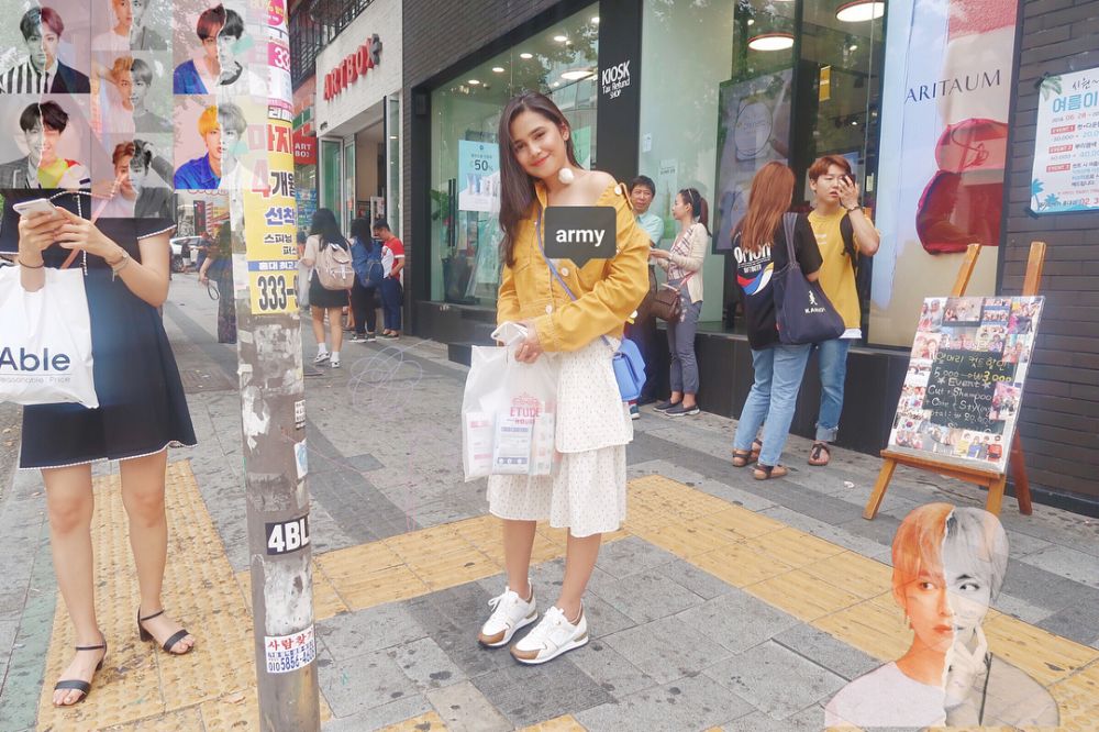 Aksi 7 seleb ini buktikan benar-benar fanatik BTS, sampai edit foto