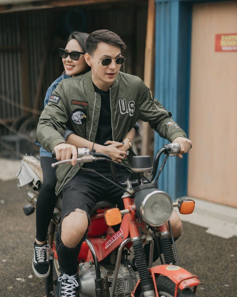 Gaya mesra 8 seleb pemotretan di atas motor, bikin baper