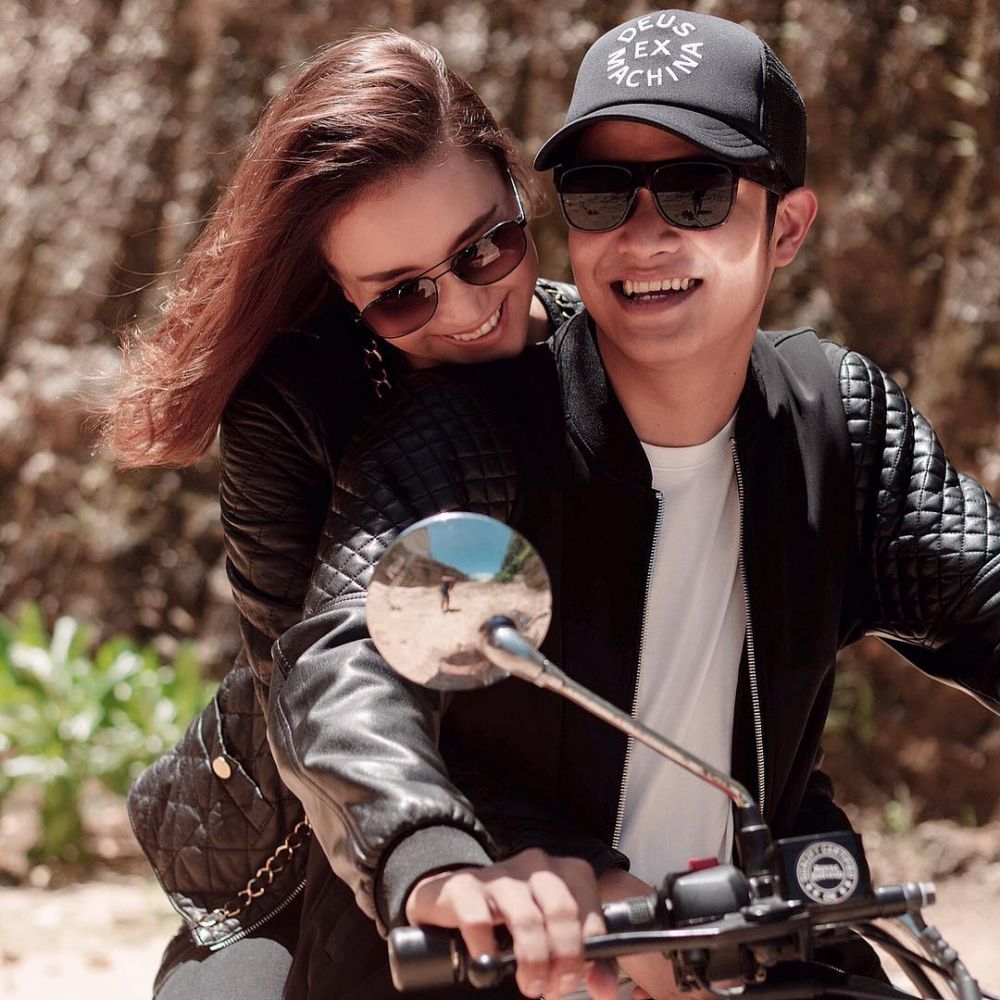 Gaya mesra 8 seleb pemotretan di atas motor, bikin baper