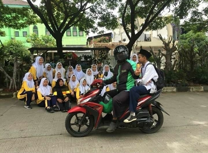10 Momen lucu driver ojek online jadi photobomb, kocak