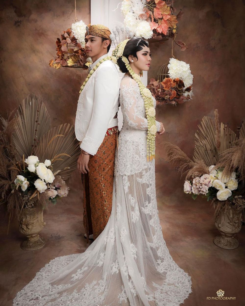 7 Seleb prewedding dengan baju adat ini bak pengantin sungguhan