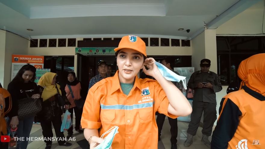 10 Potret Ashanty jadi pasukan orange nyapu jalan, bikin salut