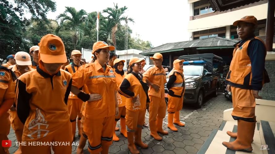 10 Potret Ashanty jadi pasukan orange nyapu jalan, bikin salut