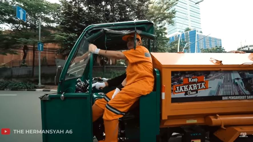 10 Potret Ashanty jadi pasukan orange nyapu jalan, bikin salut