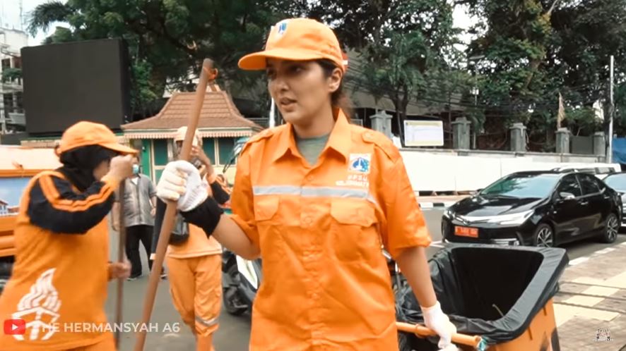 10 Potret Ashanty jadi pasukan orange nyapu jalan, bikin salut