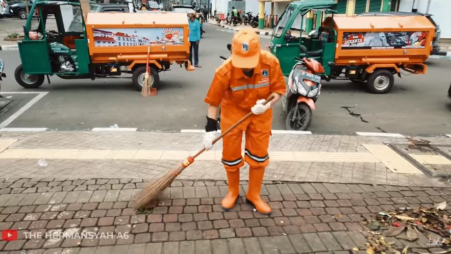 10 Potret Ashanty jadi pasukan orange nyapu jalan, bikin salut