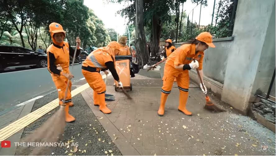 10 Potret Ashanty jadi pasukan orange nyapu jalan, bikin salut