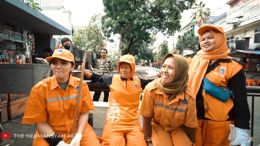 10 Potret Ashanty jadi pasukan orange nyapu jalan, bikin salut