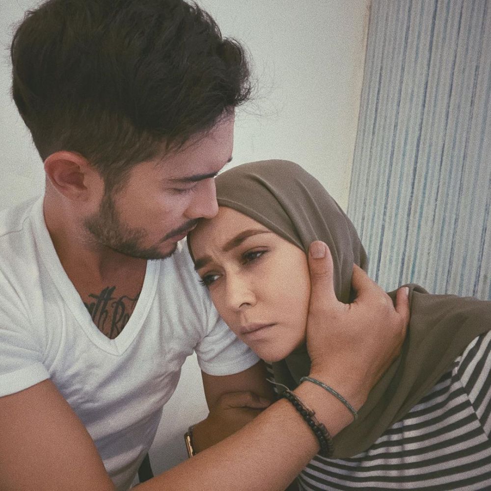 Main sinetron bareng, ini 7 potret manis Aryani Fitriana & suami