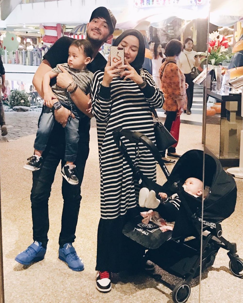 Main sinetron bareng, ini 7 potret manis Aryani Fitriana & suami