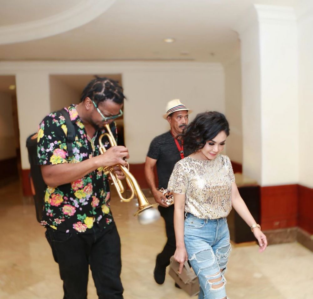 9 Gaya Yuni Shara menggunakan jeans sobek-sobek, bak ABG