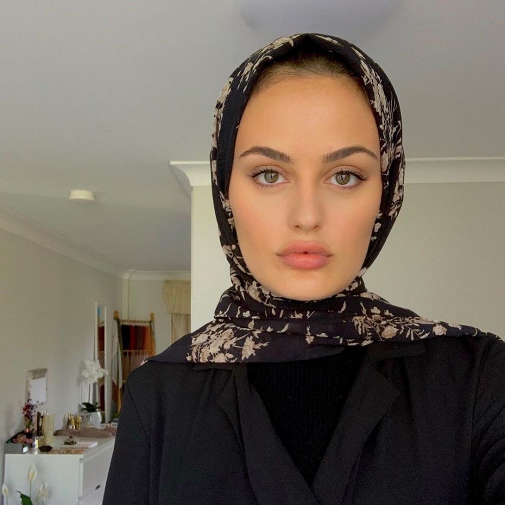 7 Pesona Emma Maree, finalis Miss World Australia 2020 berhijab