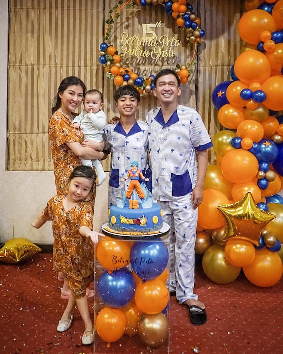 8 Momen kemeriahan ulang tahun Betrand Peto, bertema Dragon Ball