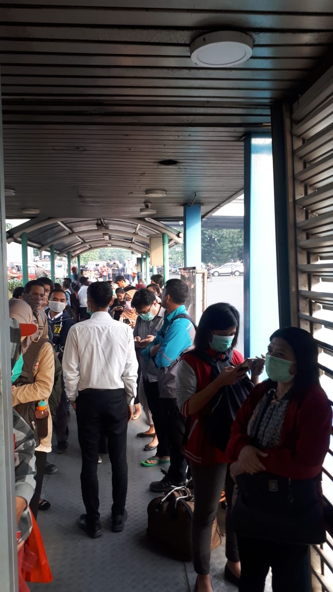 6 Potret antrean penumpang Trans Jakarta usai pembatasan rute
