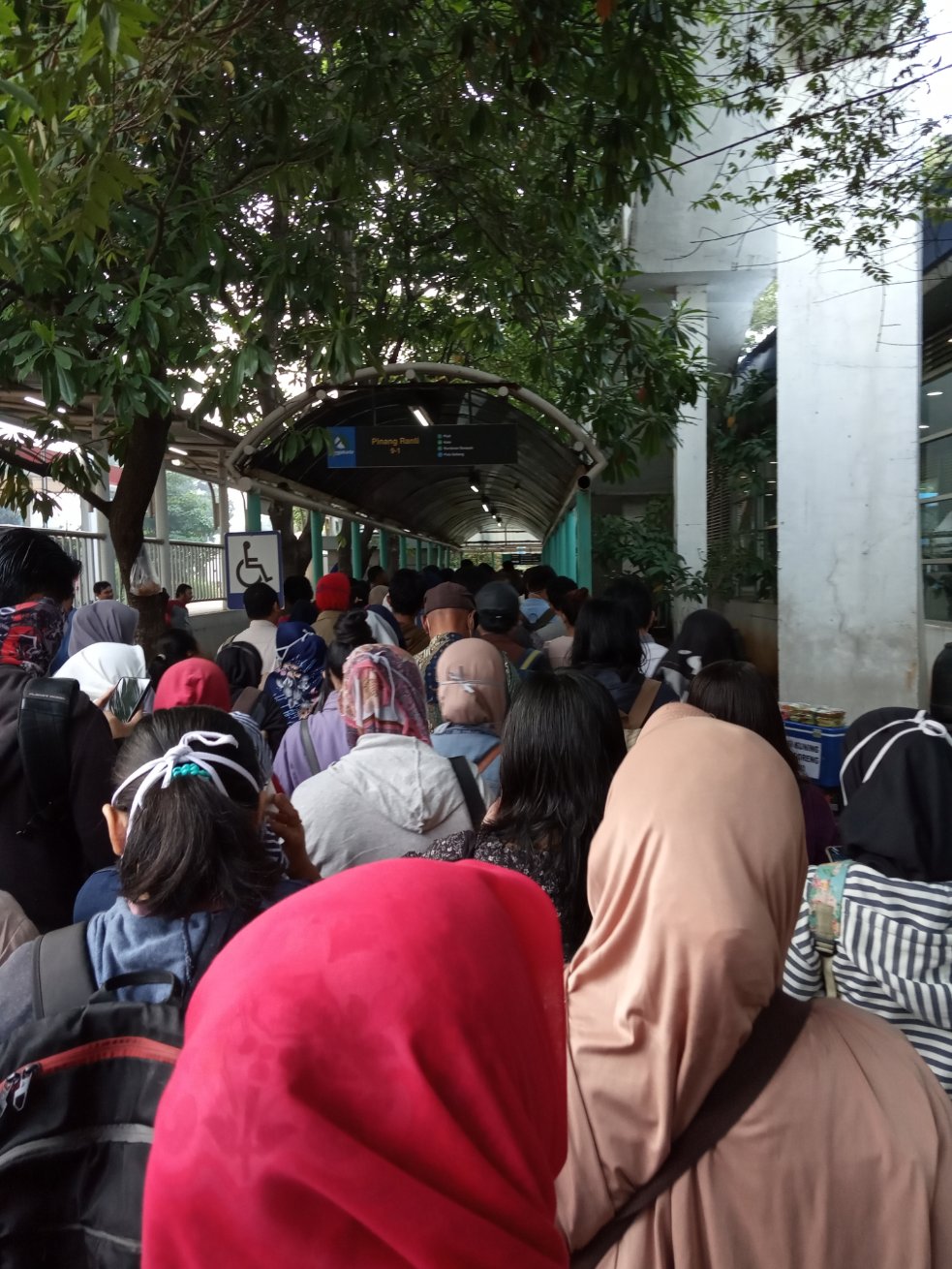 6 Potret antrean penumpang Trans Jakarta usai pembatasan rute