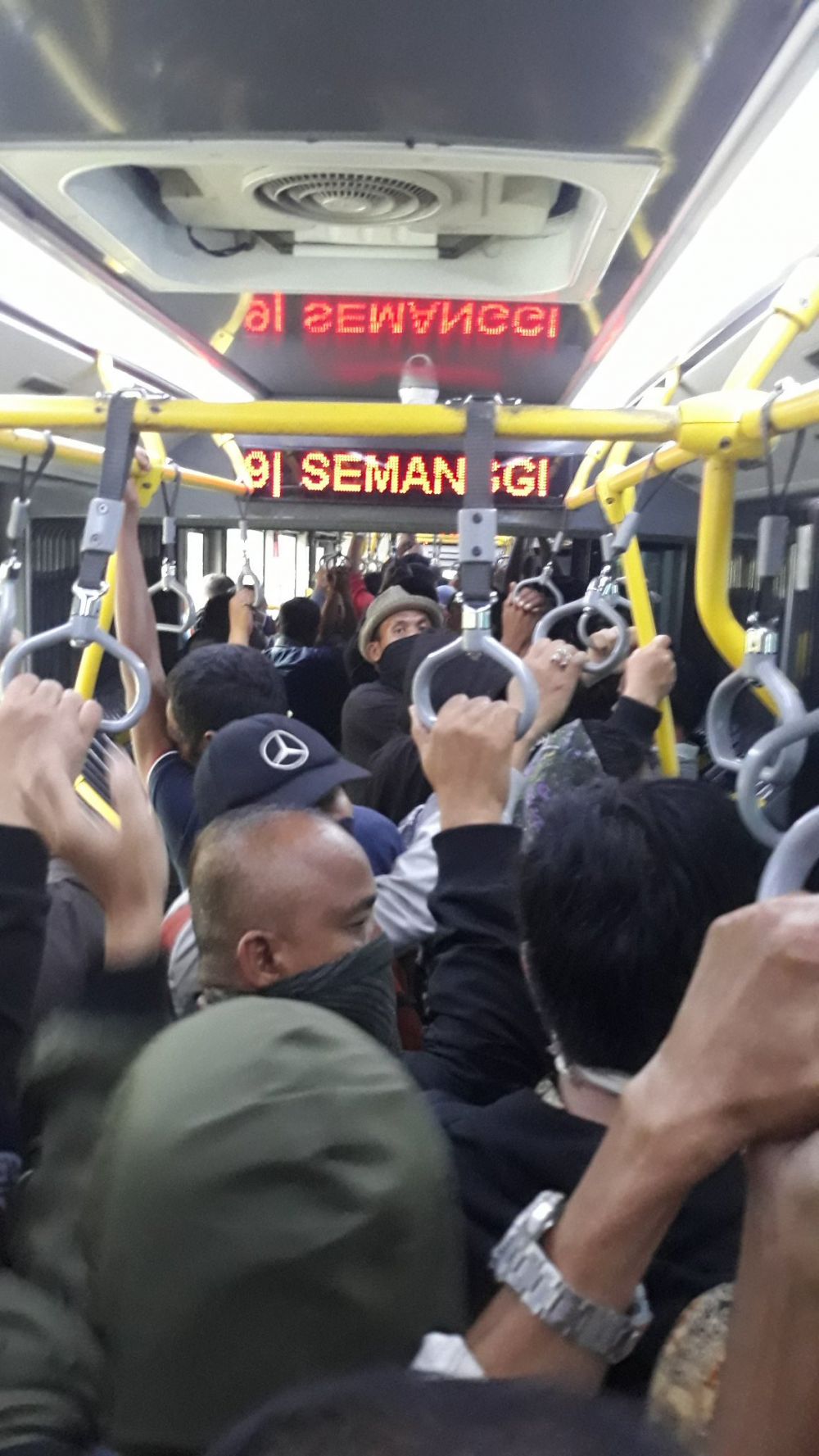 6 Potret antrean penumpang Trans Jakarta usai pembatasan rute