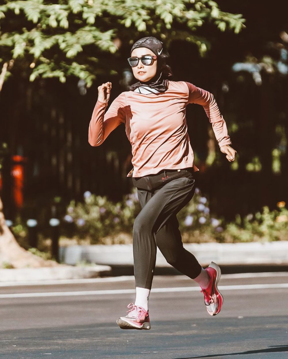 5 Gaya seleb berhijab saat olahraga lari, tetap stylish