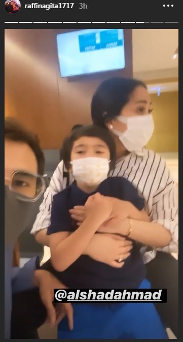 6 Potret Rafathar disunat, penampilannya bikin salah fokus