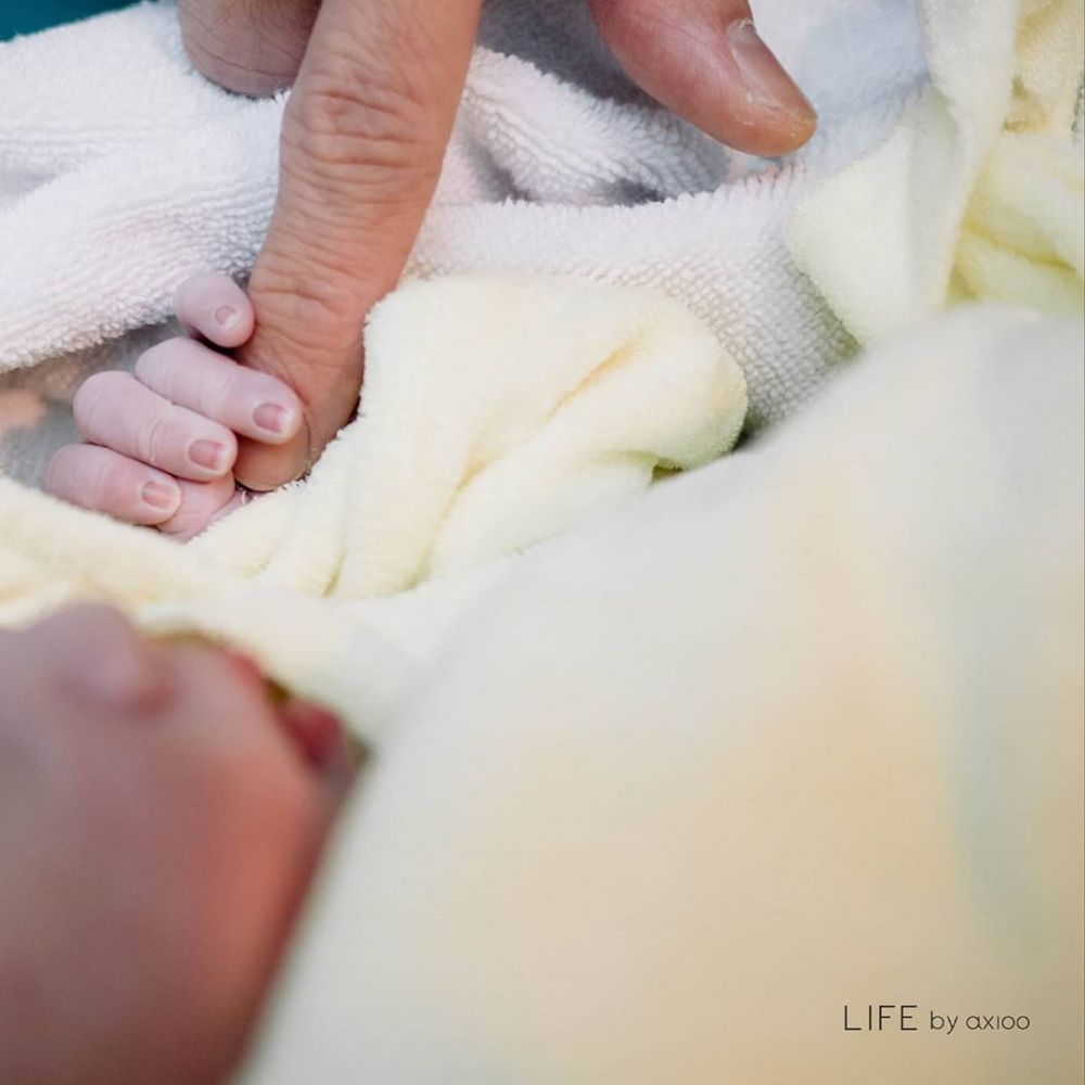 Yuanita Christiani melahirkan, paras sang bayi bikin penasaran