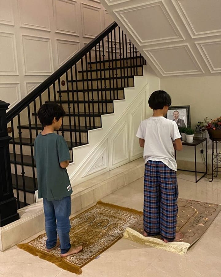 Momen Noah Sinclair salat di depan foto sang ayah, menyentuh hati